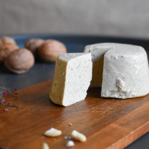 formaggio vegano al pepe nero